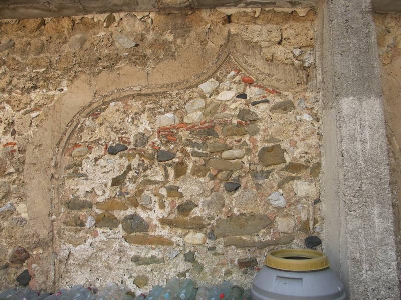 Enclos canonial. Maison 5 place du chapitre. Parcelle 296. Cloître. Côté est. Reprises dans le mur jouxtant la salle capitulaire, fausse arcade (?).