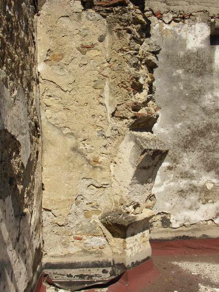 Enclos canonial. Maison 5 place du chapitre. Parcelle 296. Cloître. Côté sud. Vestiges de l'angle sud-ouest.