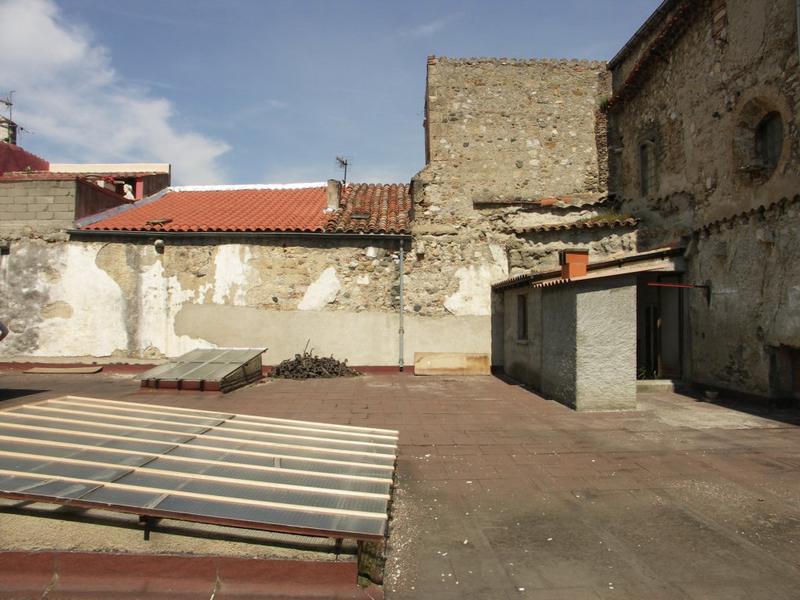 Enclos canonial. Maison 5 place du chapitre. Parcelle 296. Cloître. Côté ouest. Dans l'angle nord-ouest se trouvait une chapelle dont la voûte est partiellement conservée dans le petit appentis.