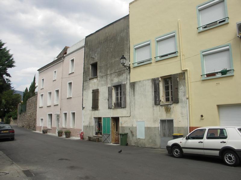 Enclos canonial. Maisons bd de l'Agly ouvertes dans l'enceinte de la ville contre laquelle s'appuyait l'enclos du chapitre.