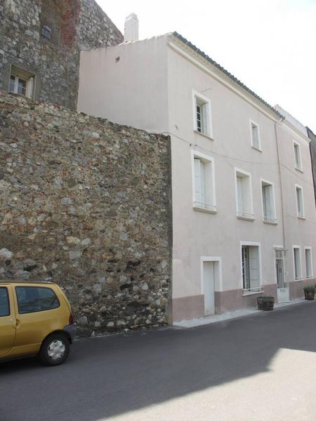 Enclos canonial. Maison 24 bd de l'Agly. Vieux clocher. Parcelle 300-301. La muraille de la ville vient buter sur le vieux clocher, qui a été transformé en maison après la révolution.