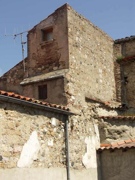 Enclos canonial. Maison 24 bd de l'Agly. Vieux clocher. Parcelle 300-301. Le clocher primitif de l'église vu depuis le cloître.