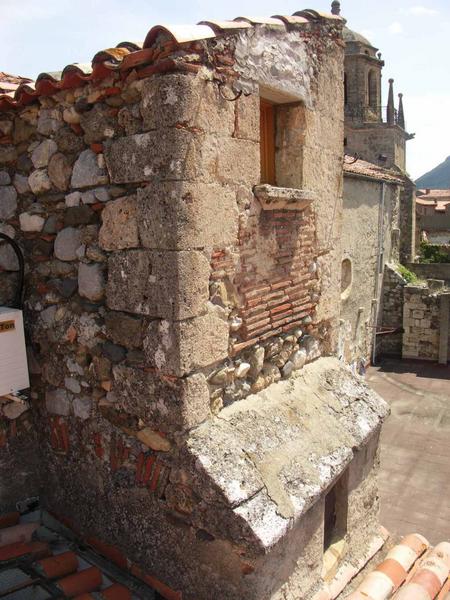 Enclos canonial. Maison 24 bd de l'Agly. Vieux clocher. Parcelle 300-301. Le clocher primitif de l'église vu depuis le toit de la maitrise (côté sud-ouest).