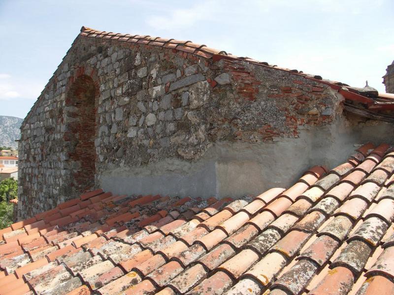 Enclos canonial. Maison 24 bd de l'Agly. Vieux clocher. Parcelle 300-301. La partie supérieure du mur occidental de l'église, vue depuis le toit de la maison qui a englobé l'ancien clocher.