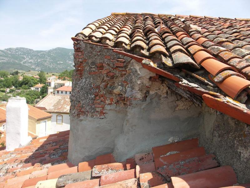 Enclos canonial. Maison 24 bd de l'Agly. Vieux clocher. Parcelle 300-301. La partie supérieure du mur occidental de l'église, vue depuis le toit de la maison qui a englobé l'ancien clocher.