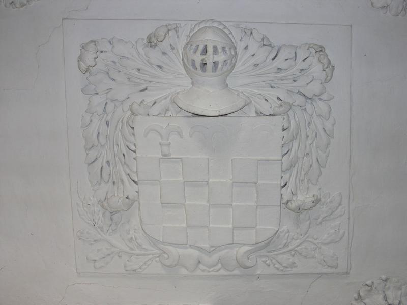 Enclos canonial. Maison canoniale 1 rue du Dr Monnier. Parcelle 292. 2e étage. Chambre donnant sur le jardin. Plafond orné de gypseries. Blason de chanoine (François de Roquefort ?).