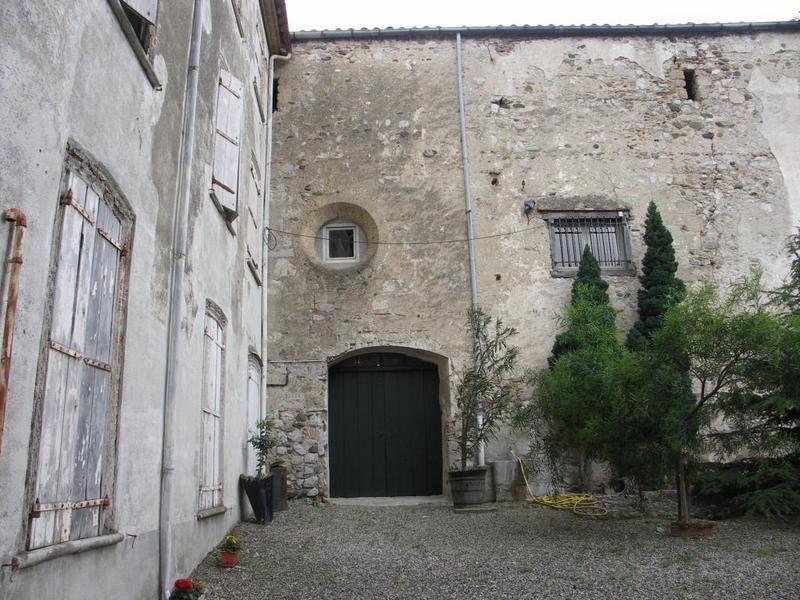 Enclos canonial. Parcelle 303. Ancien cimetière de l'hôpital du chapitre, actuellement cour du musée. Maison construite en 1875 perpendiculairement à l'église.