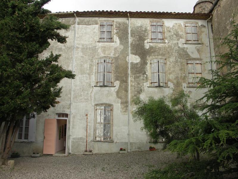 Enclos canonial. Parcelle 303. Ancien cimetière de l'hôpital du chapitre, actuellement cour du musée. Maison construite en 1875 perpendiculairement à l'église.