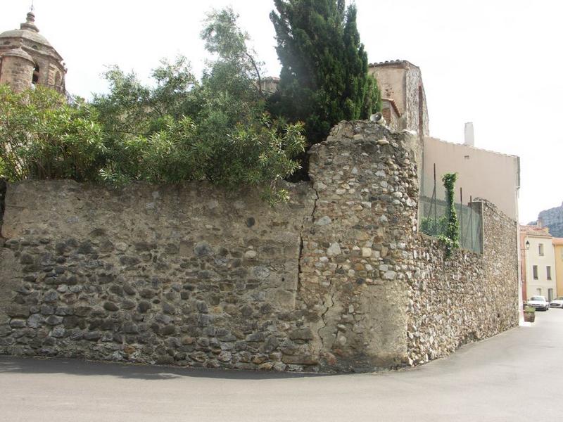 Enclos canonial. Parcelle 303. Mur d'enceinte de la ville qui entoure l'ancien cimetière et se poursuit bd de l'Agly vers l'ouest.