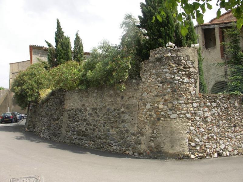 Enclos canonial. Parcelle 303. Mur d'enceinte de la ville que longe le bd de l'Agly.