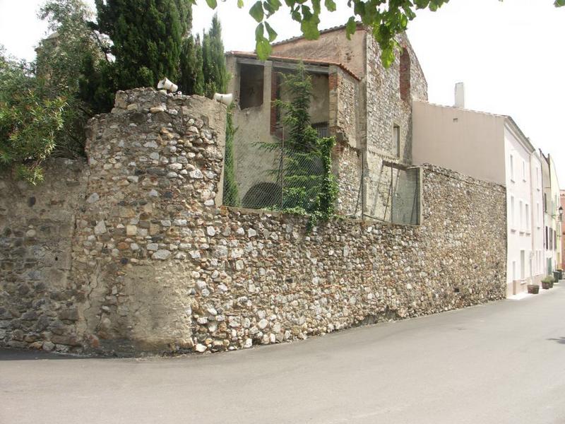 Enclos canonial. Parcelle 303. Mur d'enceinte de la ville qui entoure l'ancien cimetière et se poursuit bd de l'Agly vers l'ouest.