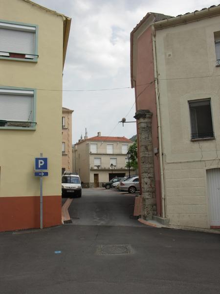 Enclos canonial. Mur d'enceinte de la ville et porte de ville, dont il ne reste qu'un montant, à l'entrée de la place du chapitre.