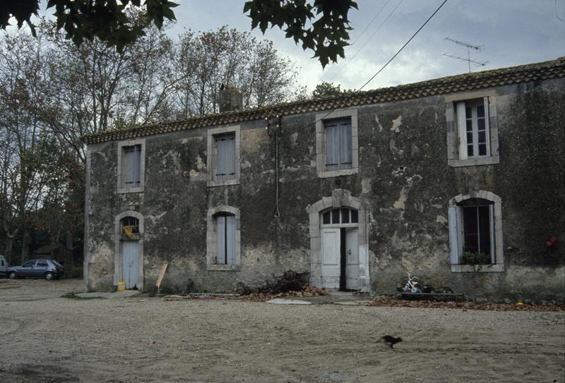 Habitation centrale : entrée.