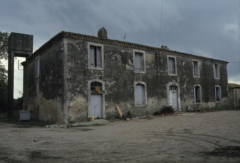 Habitation centrale : façade principale et entrée.