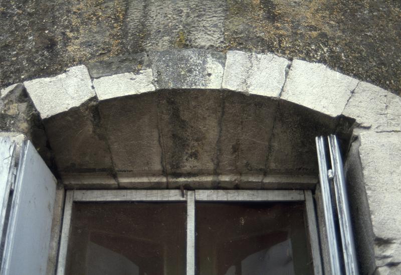 Habitation centrale : façade principale ; voussure d'une baie du rez-de-chaussée.
