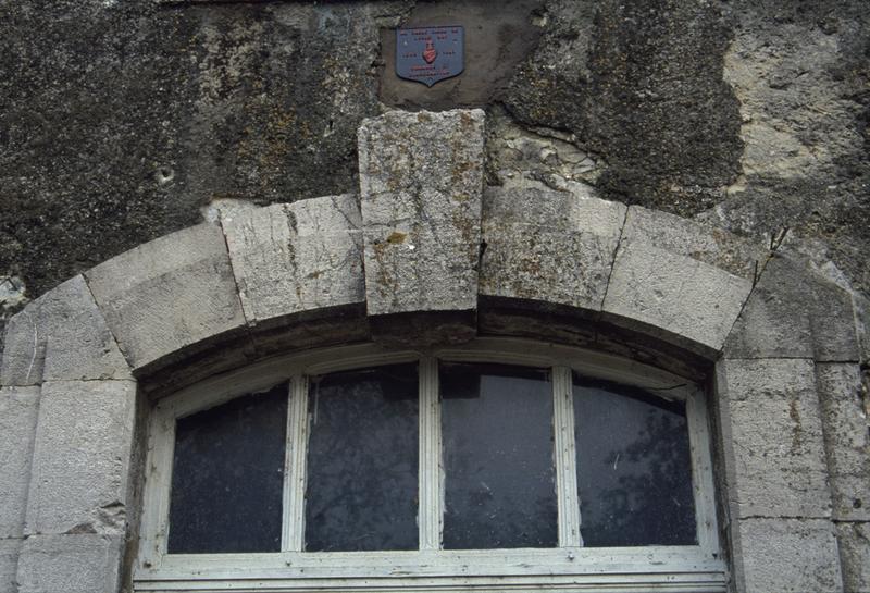Habitation centrale : façade principale ; arc de la porte d'entrée.
