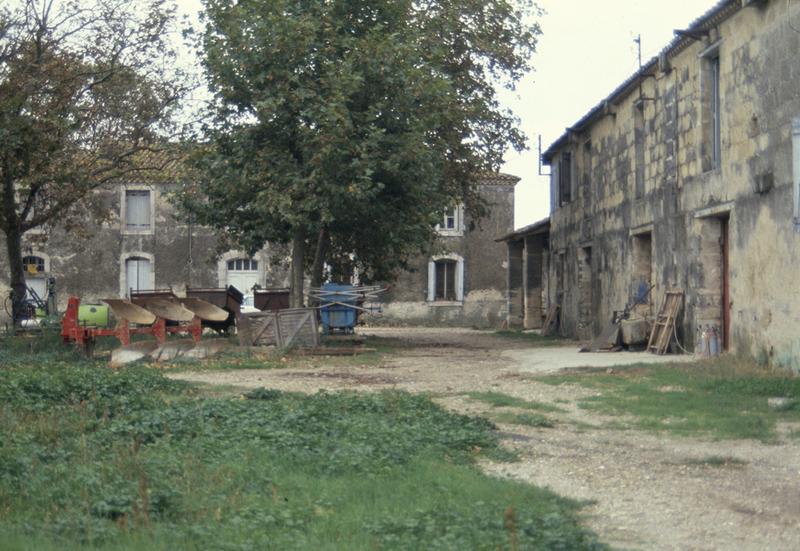 Habitation centrale et façade du corps de bâtiment ouest.