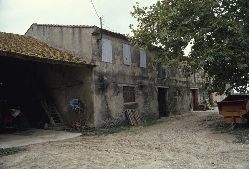 Corps de bâtiment ouest vu depuis l'habitation centrale.