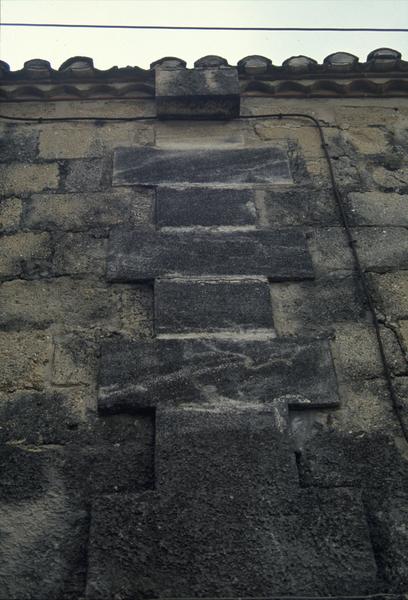 Détail d'un chaînage en pierre.