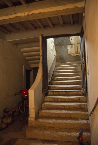 Intérieur ; escalier rampe sur rampe.