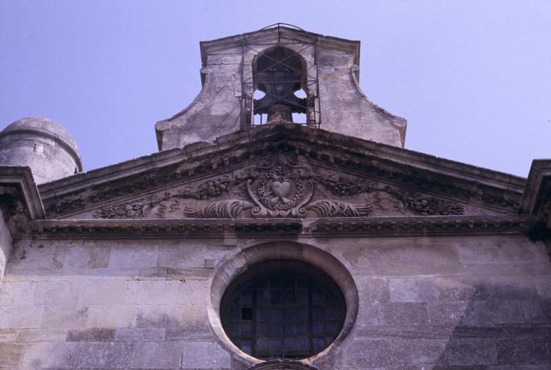 Façade ouest ; clocher et fronton.