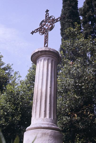 Croix monumentale avec emblèmes des Pénitents.