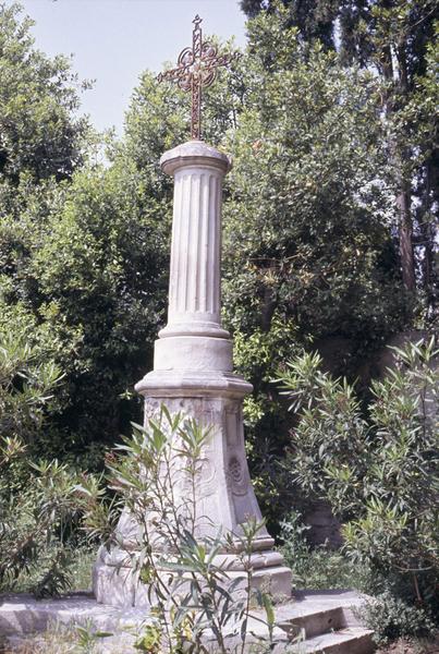 Croix monumentale déplacée de la place centrale dans le jardin.