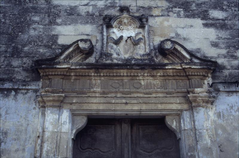 Fronton du portail.