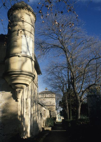 Façade sud avec échauguette sud-ouest et pigeonnier en arrière plan.