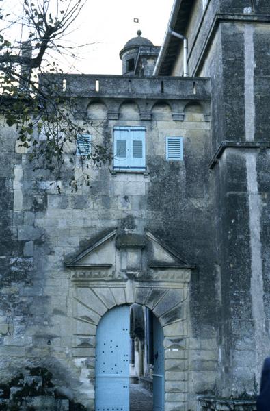 Façade nord et portail d'entrée.