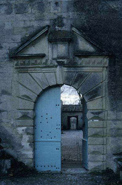 Façade nord ; portail d'entrée.