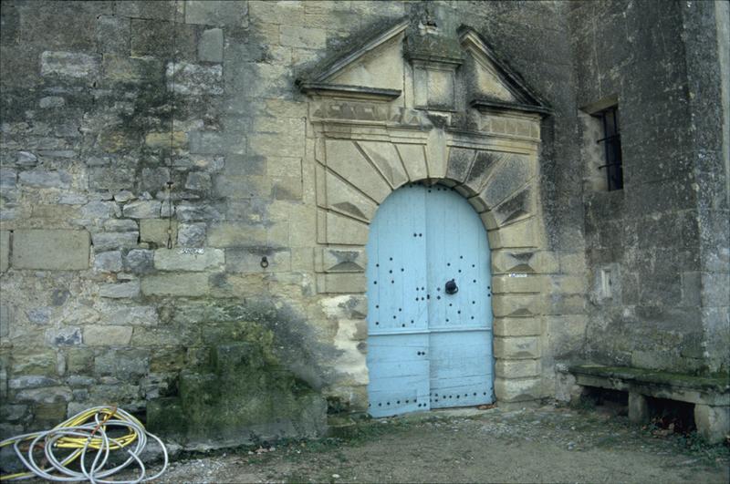 Façade nord ; portail d'entrée et montoir pour monter à cheval.