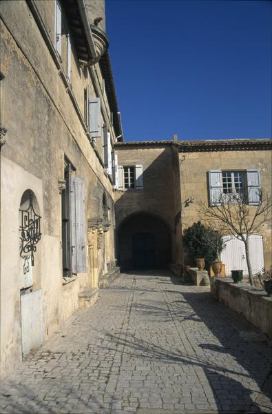 Corps de logis sur cour : allée dallée au droit du portail.