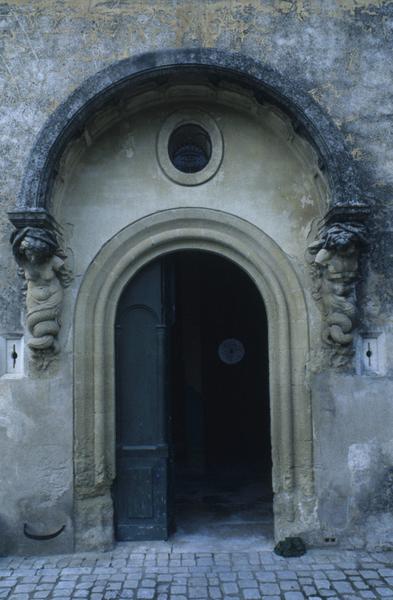 Porte d'entrée principale du corps de logis côté cour.