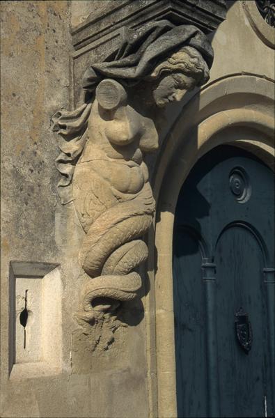 Porte d'entrée principale du corps de logis côté cour ; détail.