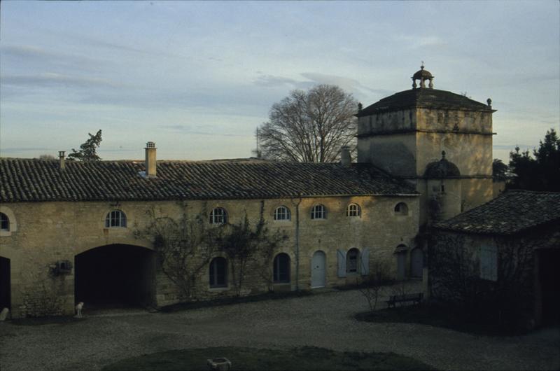 Cour intérieure ; aile est avec pigeonnier.