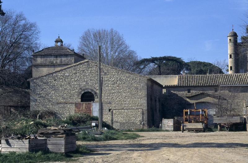 Communs et pigeonnier vus de l'est.