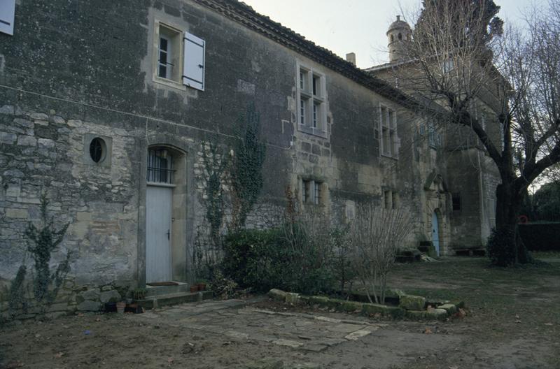 Communs ; côté nord avec portail.