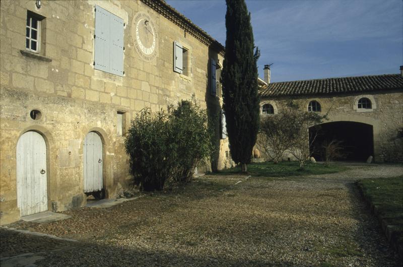 Communs ; cour intérieure angle nord-est.