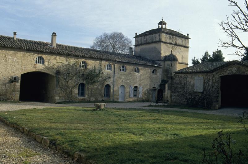 Communs ; cour intérieure : aile est avec pigeonnier.