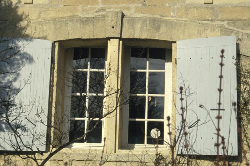 Communs ; côté nord des logements sur cour intérieure ; détail d'une fenêtre datée 1820.