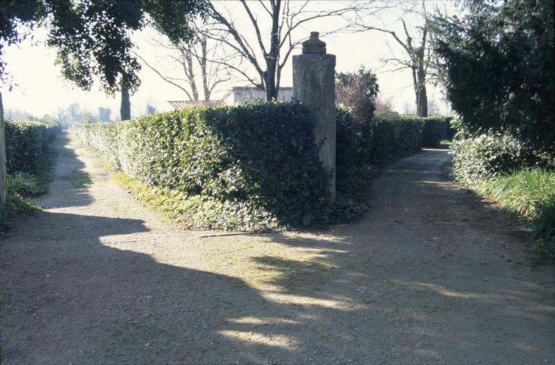 Parc ; colonne marquant la bifurcation de deux allées.