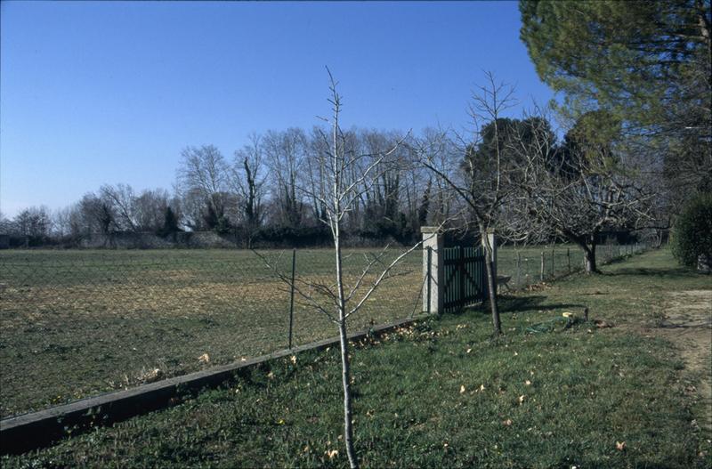 Jardin et vue vers le Vidourle avec clotûre.