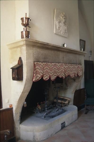 Intérieur ; rez-de-chaussée ; ancienne cuisine : cheminée.