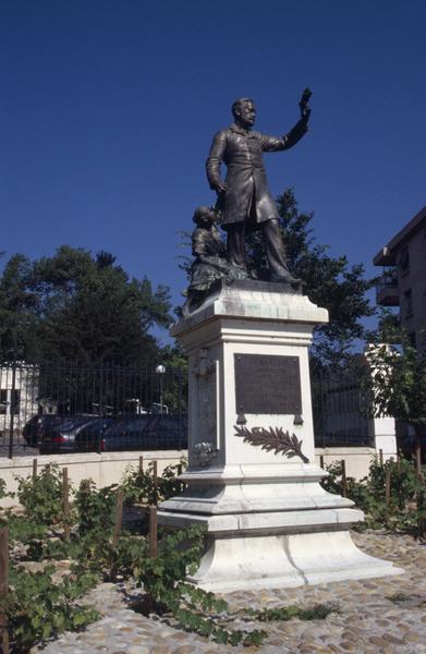 Statue réalisée par Tony Noël et inaugurée en septembre 1896 ; bas-reliefs en pierre par Baussan et Bouvas.