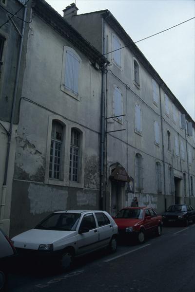 Façade sur la rue Pasteur vue depuis la place du général Leclerc.