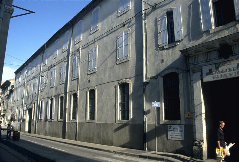 Façade sur la rue Pasteur avec entrée principale.