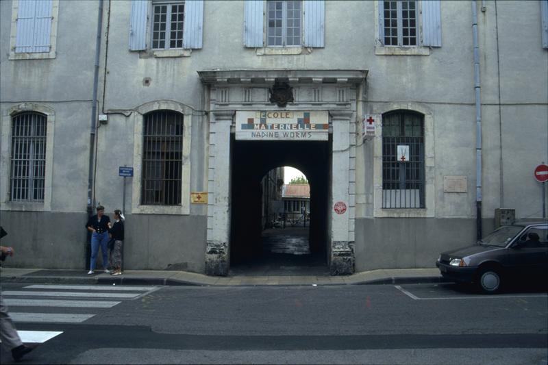 Entrée principale sur cour.