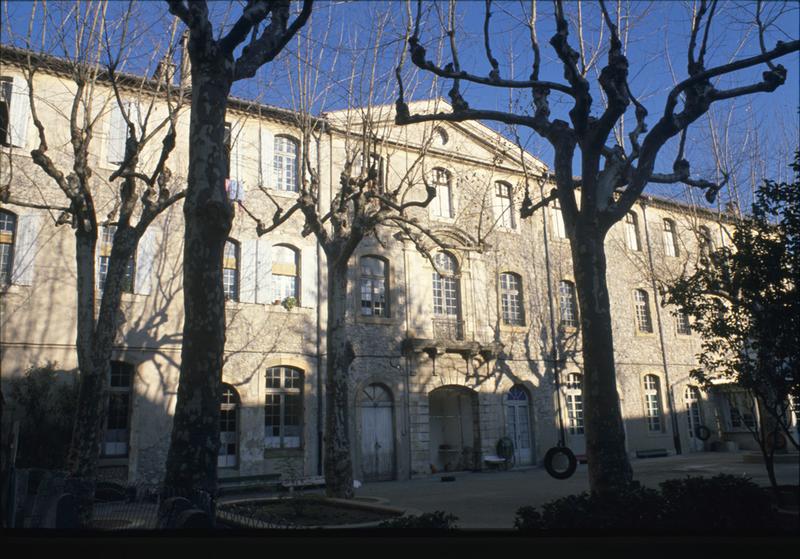 Façade de l'aile centrale du bâtiment sur la cour intérieure.