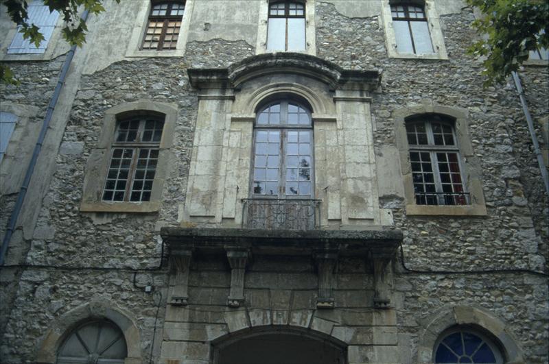 Façade principale sur la cour intérieure : corps central.